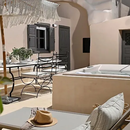 Traditional Santorini - 3 Bedroom - Private Terrace And Outdoor Jacuzzi - Οία