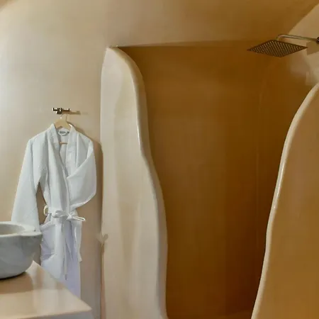 Traditional Santorini - 3 Bedroom - Private Terrace And Outdoor Jacuzzi - * Οία