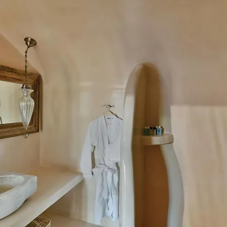 Traditional Santorini - 3 Bedroom - Private Terrace And Outdoor Jacuzzi - Οία